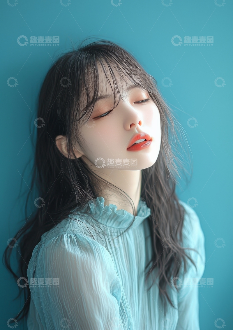 高清大图下载【趣麦麦图】蓝衣女子闭眼靠墙