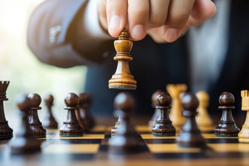 棋手正准备移动棋子的特写