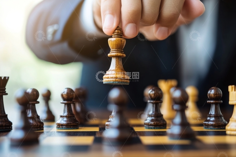 高清大图下载【趣麦麦图】棋手正准备移动棋子的特写