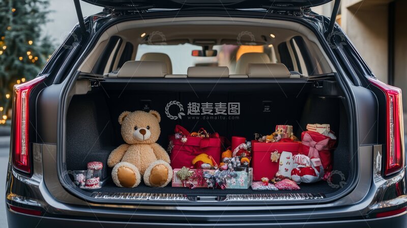 高清大图下载【趣麦麦图】车后备箱装满礼物和毛绒玩具