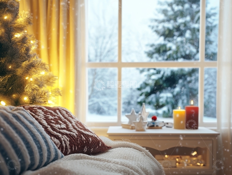 温馨室内冬景，圣诞树与雪景窗外