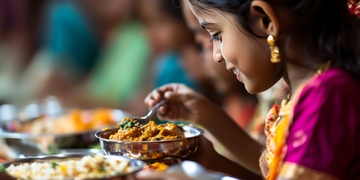 小女孩享用传统美食