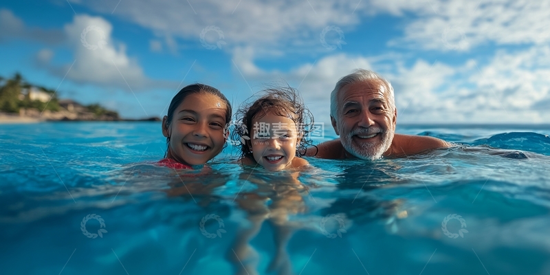 三代同游，海中欢笑