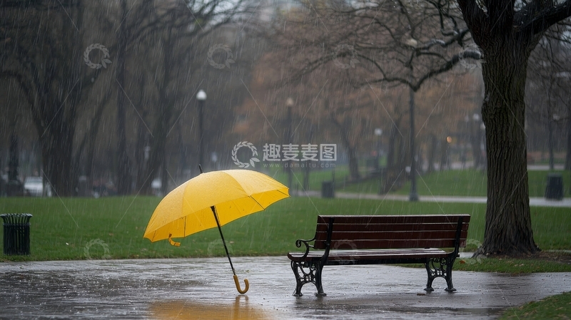 高清大图下载【趣麦麦图】雨中公园的黄色雨伞与长椅