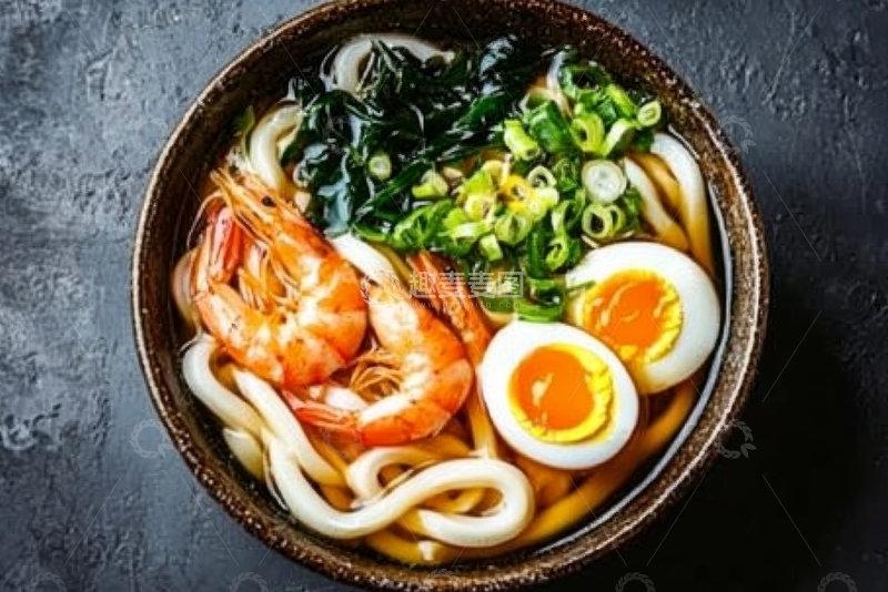 高清大图下载【趣麦麦图】鲜美日式拉面配虾仁和温泉蛋