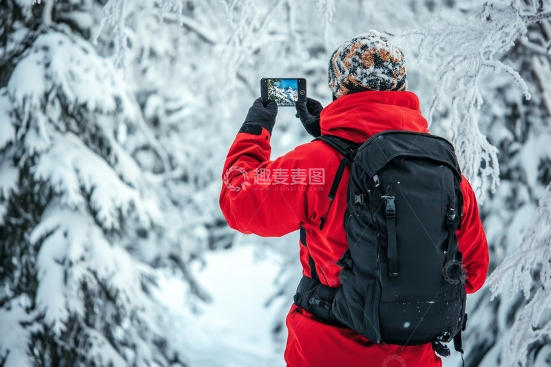 高清大图下载【趣麦麦图】雪中拍照的背包客