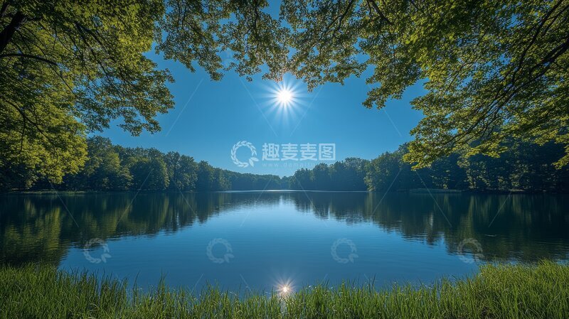 高清大图下载【趣麦麦图】湖畔树影下的晴朗天空