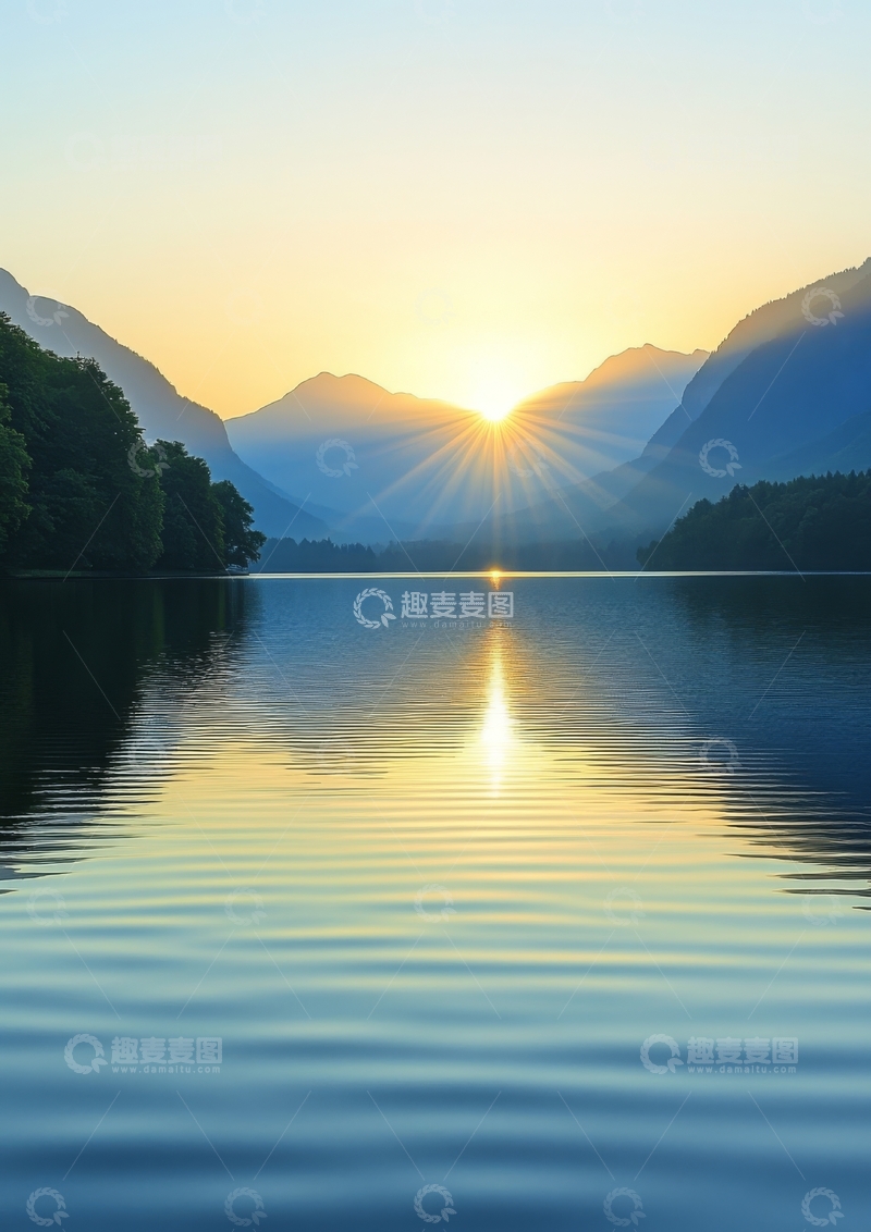 高清大图下载【趣麦麦图】湖面日出，山峦倒影