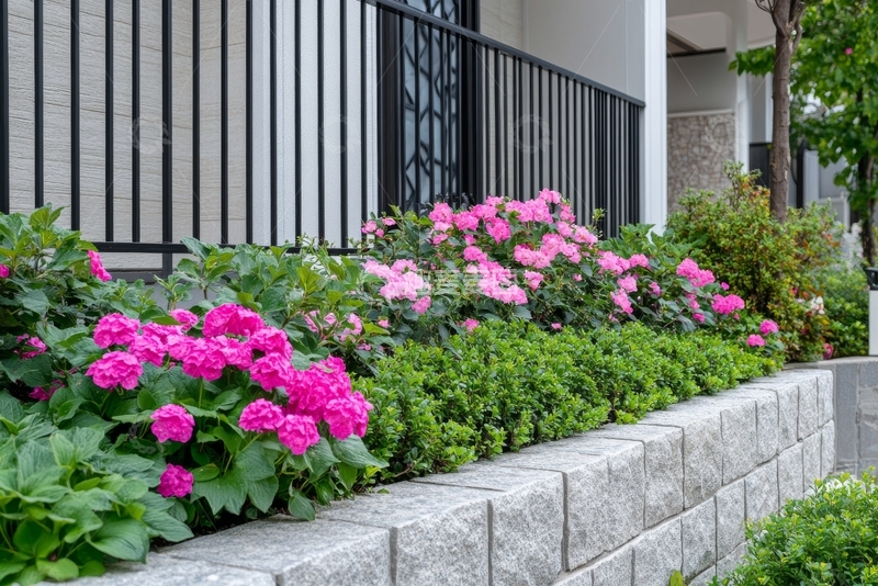 高清大图下载【趣麦麦图】粉色花朵与绿植环绕的现代建筑外墙
