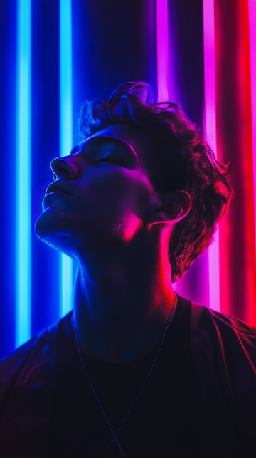 霓虹灯下仰望的男子