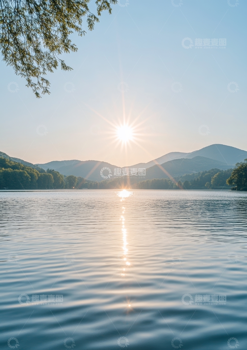 高清大图下载【趣麦麦图】湖面日出，山峦倒影