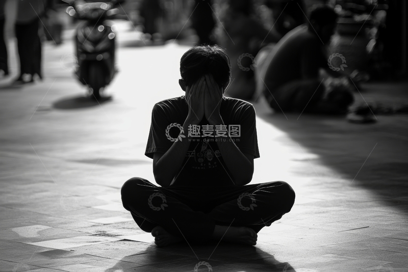 高清大图下载【趣麦麦图】黑白色调中沉思的男子