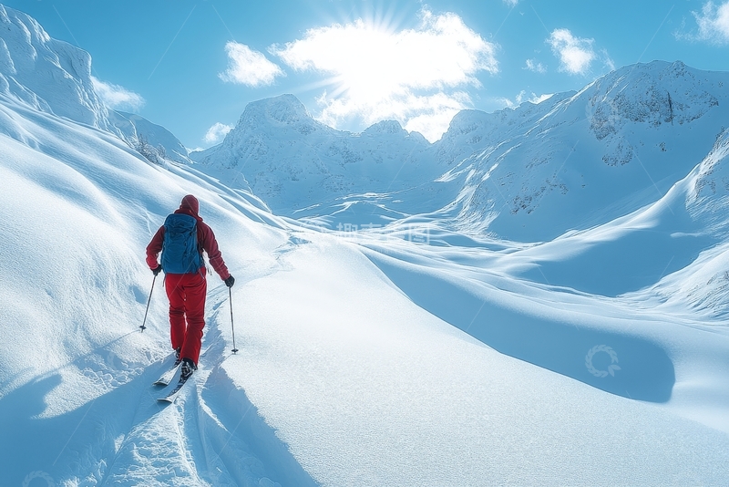 高清大图下载【趣麦麦图】雪山滑雪者迎着阳光前行