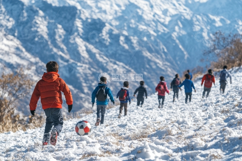 高清大图下载【趣麦麦图】雪地足球：孩子们的冬日乐趣