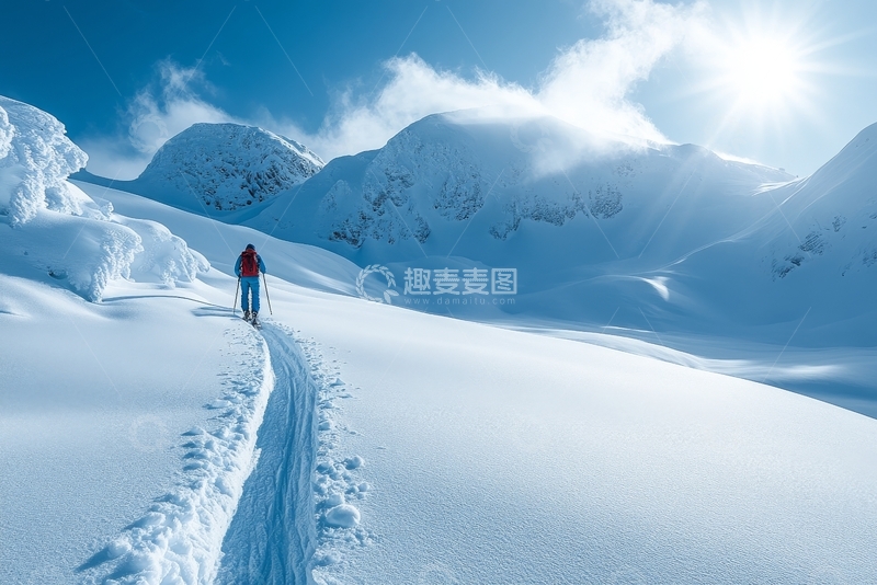 高清大图下载【趣麦麦图】雪地徒步：山间阳光下的孤独行者