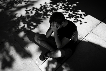 树影下的沉思少年