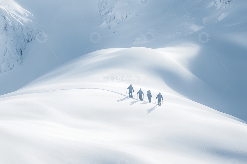 高清大图下载【趣麦麦图】雪山之巅，四人并行