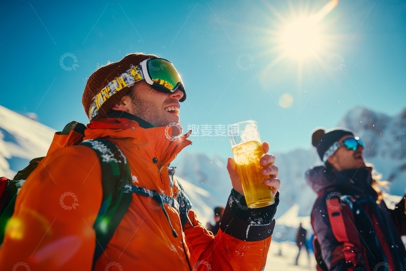 高清大图下载【趣麦麦图】雪地阳光下，滑雪者手持饮品