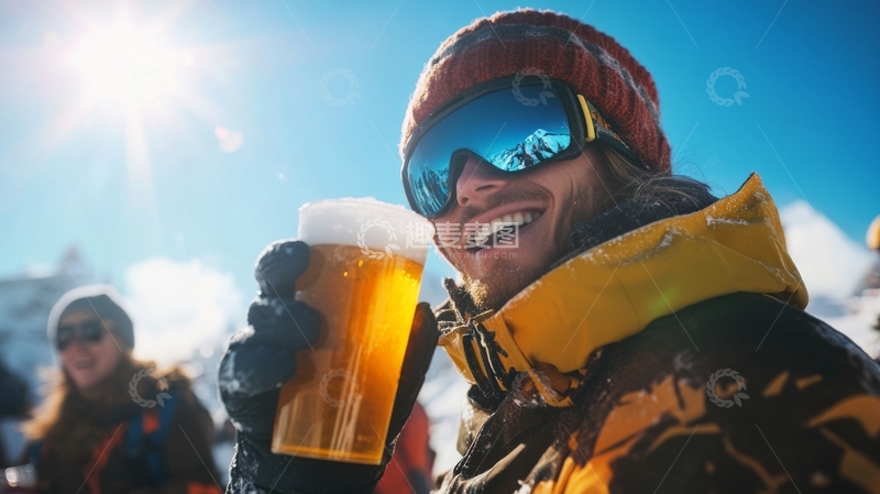 高清大图下载【趣麦麦图】雪地男子手持啤酒微笑