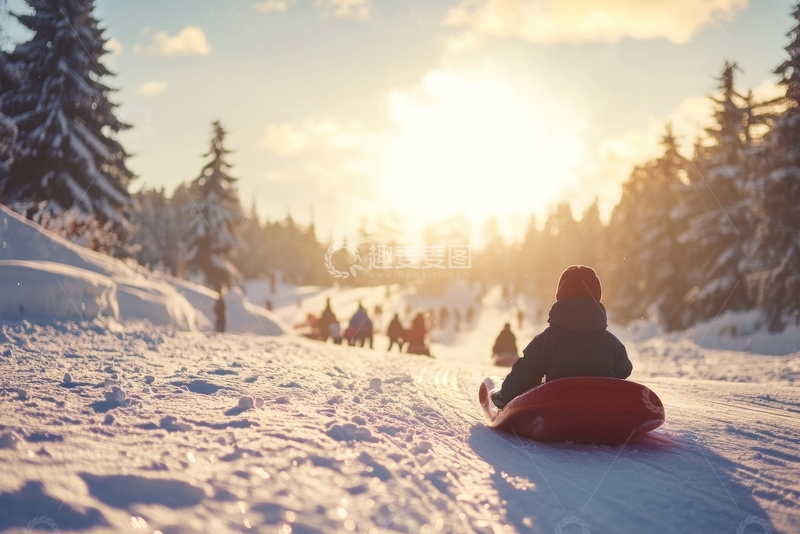 高清大图下载【趣麦麦图】冬日雪地滑行，夕阳映照欢乐时光