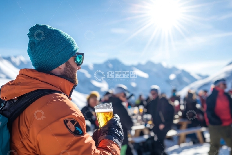高清大图下载【趣麦麦图】雪山脚下，男子手持啤酒享受阳光