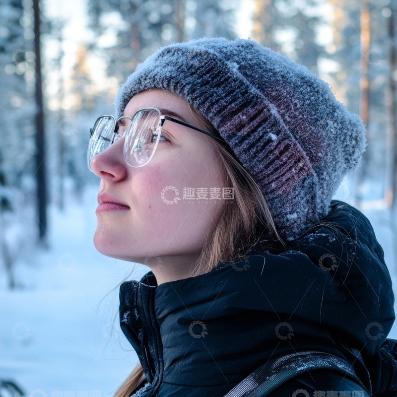 高清大图下载【趣麦麦图】雪地中的女子侧脸特写
