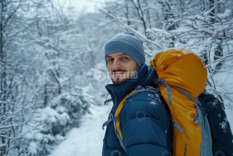 高清大图下载【趣麦麦图】雪地徒步者背橙色背包