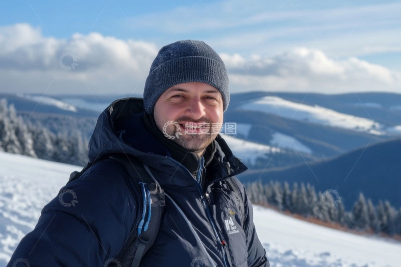 高清大图下载【趣麦麦图】雪地中的男子微笑留影