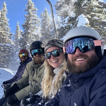 雪地缆车上四人合影