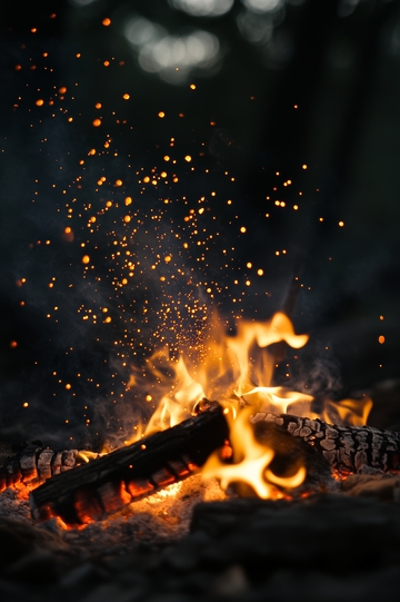 篝火燃烧，火花四溅