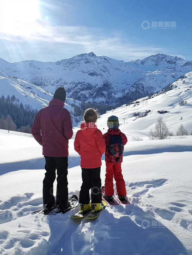 高清大图下载【趣麦麦图】雪地上的三人眺望雪山