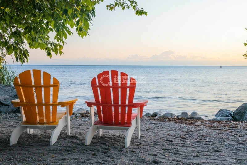 高清大图下载【趣麦麦图】湖畔沙滩上的两把彩色椅子