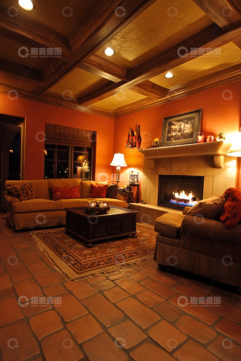 高清大图下载【趣麦麦图】温馨客厅，壁炉旁的舒适沙发