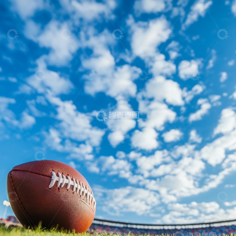 高清大图下载【趣麦麦图】橄榄球置于草地上，背景蓝天白云
