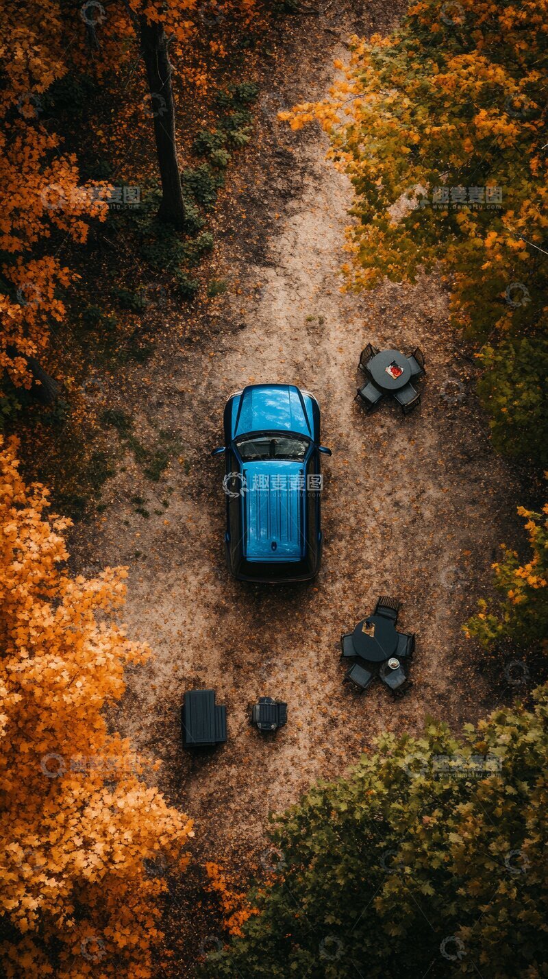 高清大图下载【趣麦麦图】秋林小径上的蓝色车辆与装备