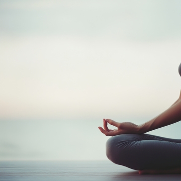 海边冥想的瑜伽姿势