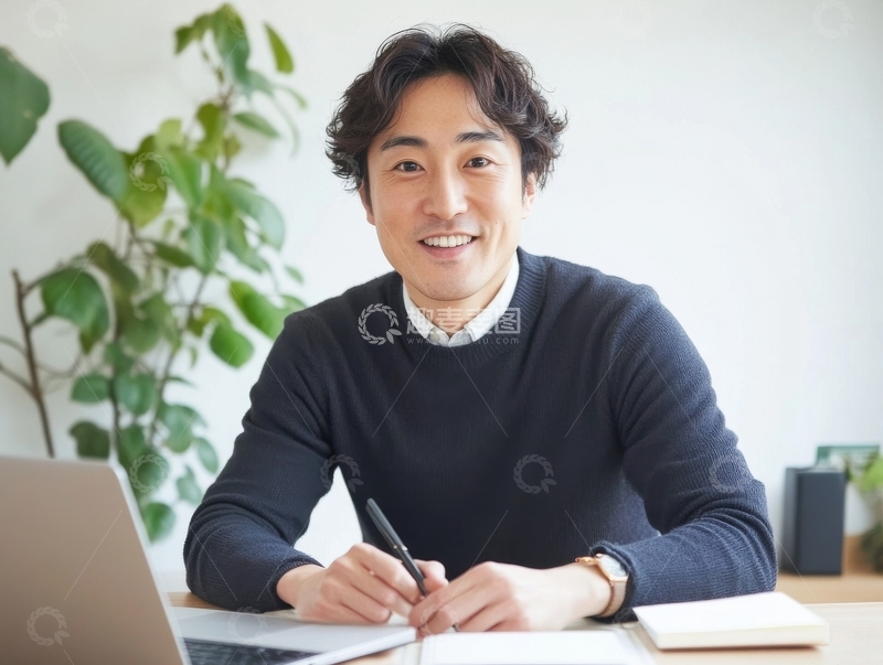 高清大图下载【趣麦麦图】男子在办公桌前微笑写作