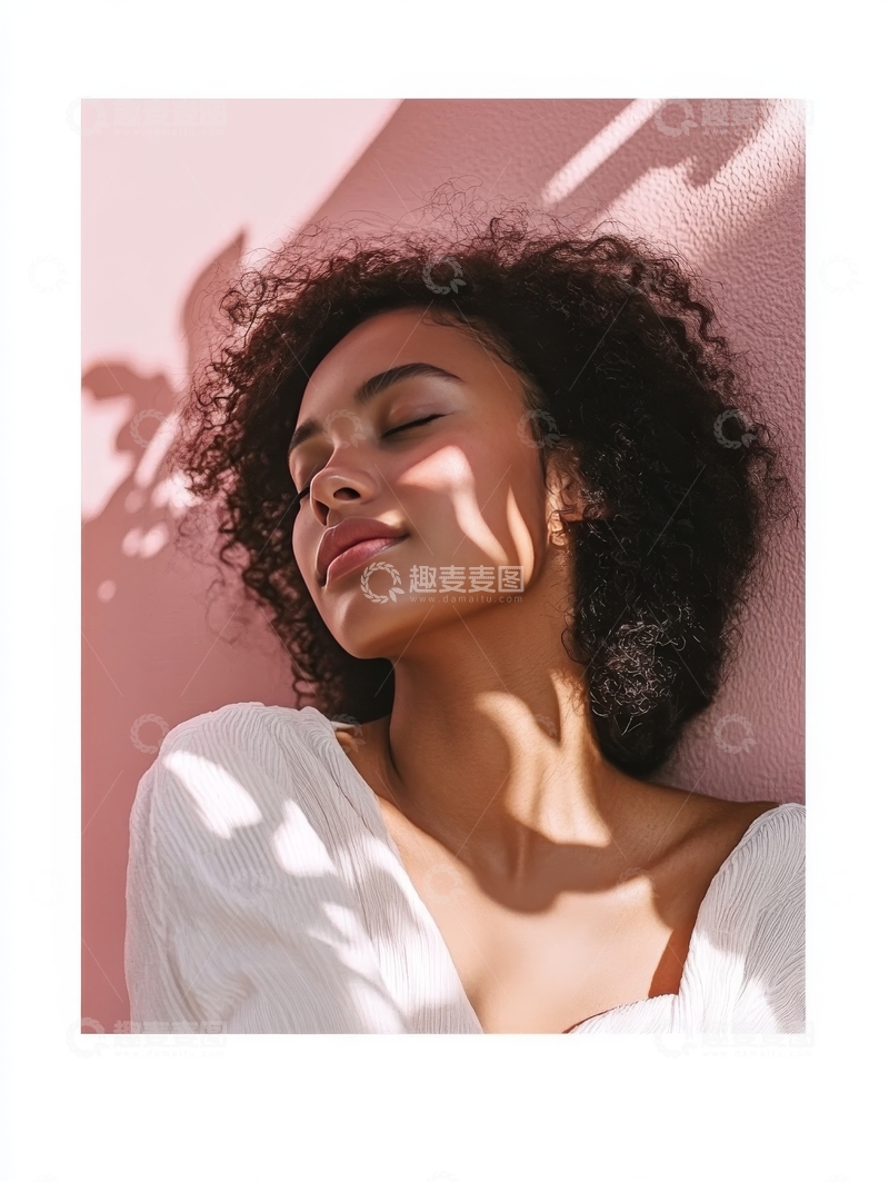 高清大图下载【趣麦麦图】阳光下的宁静女性