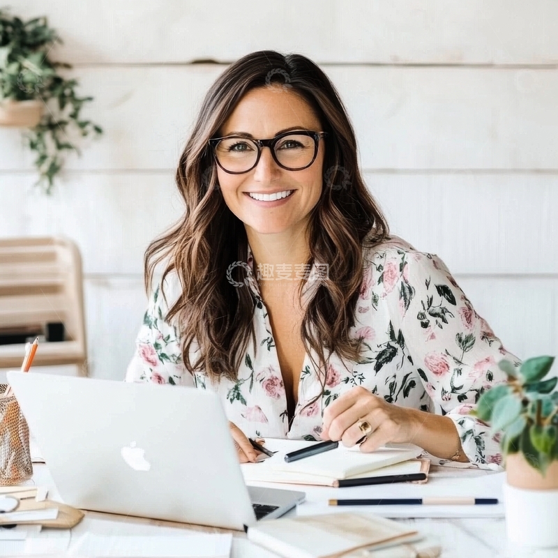高清大图下载【趣麦麦图】微笑女性在办公桌前工作
