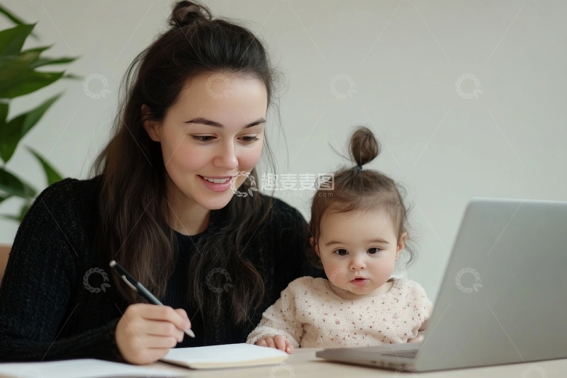 高清大图下载【趣麦麦图】母亲与女儿共用笔记本电脑学习