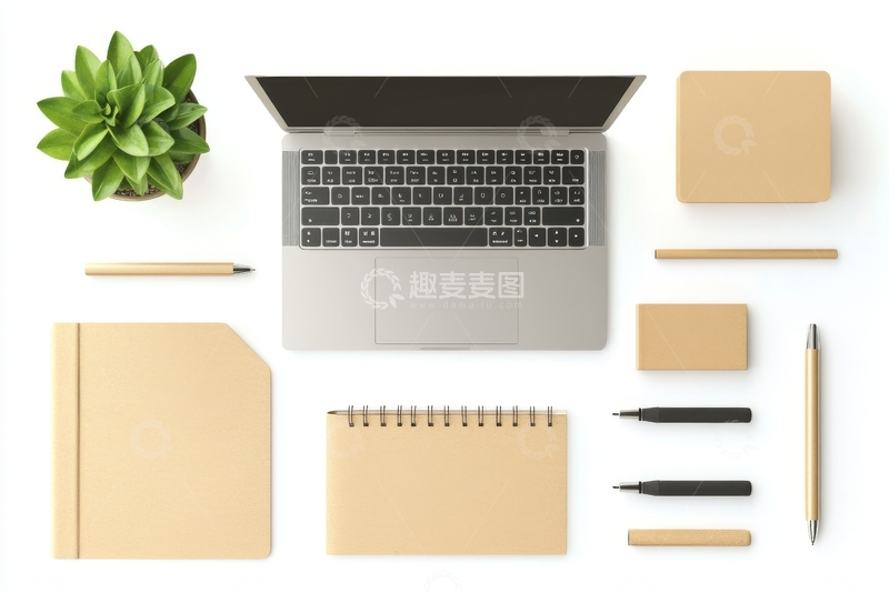 办公桌面布局：笔记本电脑与文具