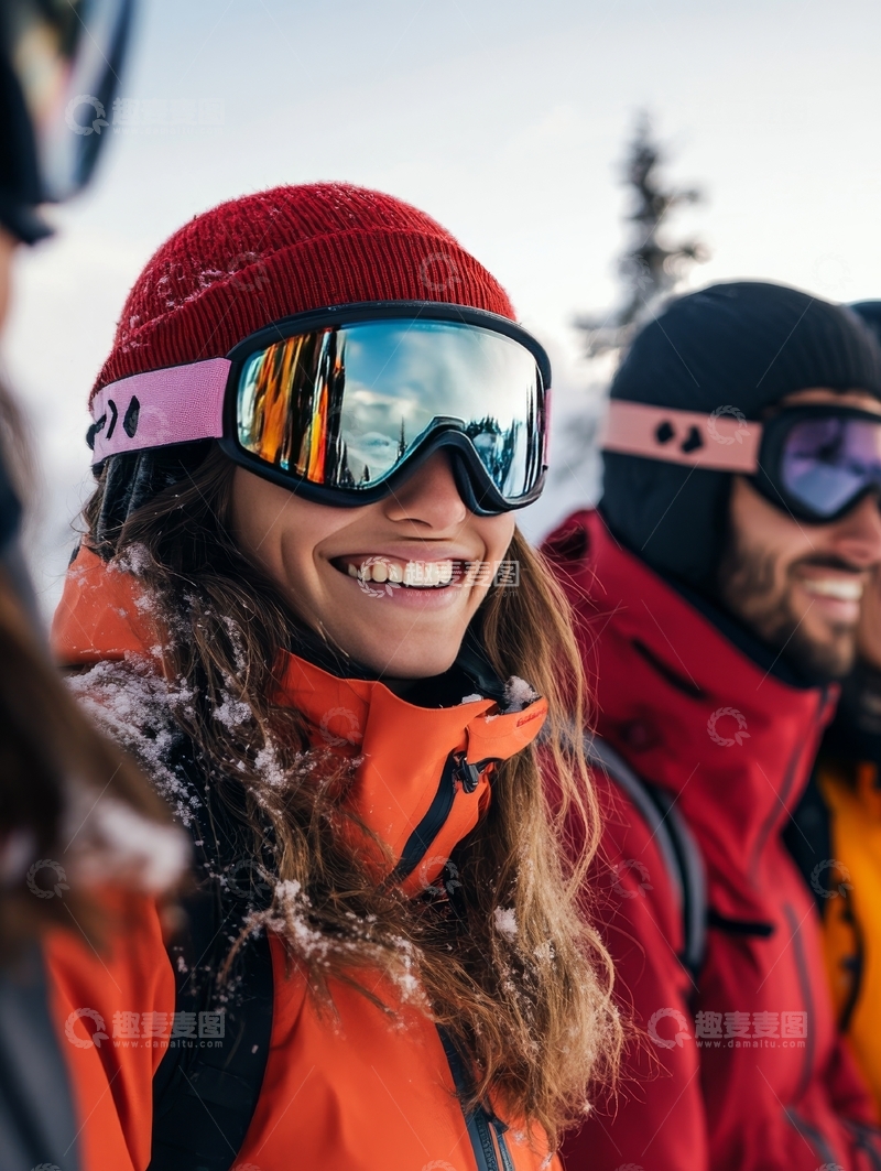 高清大图下载【趣麦麦图】雪地中的滑雪者笑容灿烂