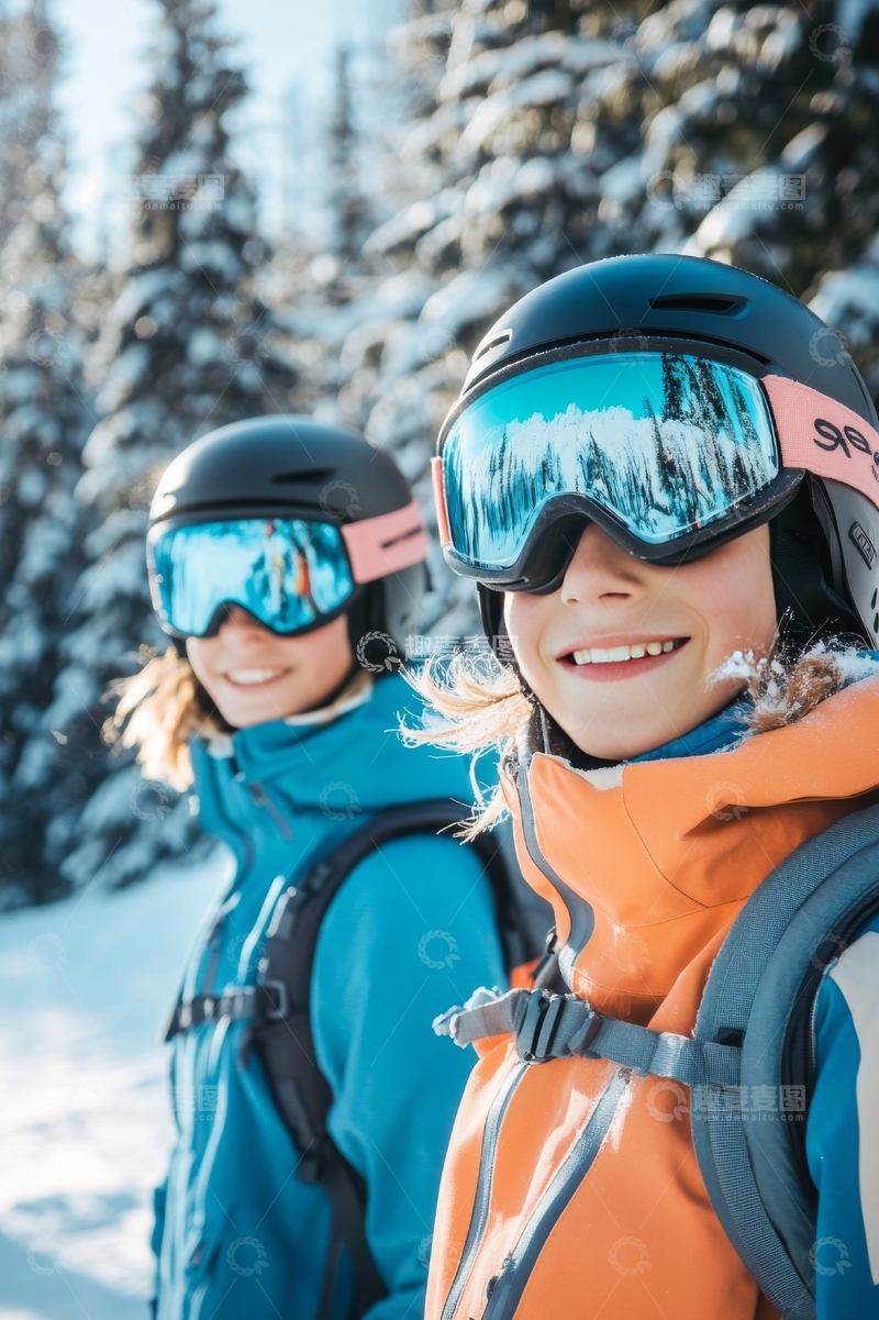 雪地中的滑雪者微笑