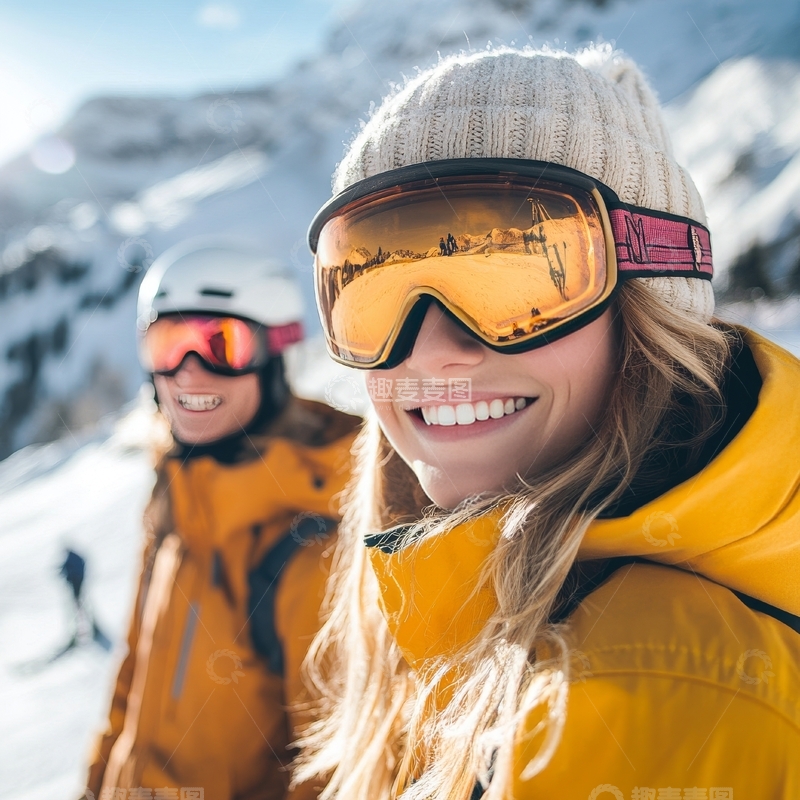 雪地滑雪者微笑留影