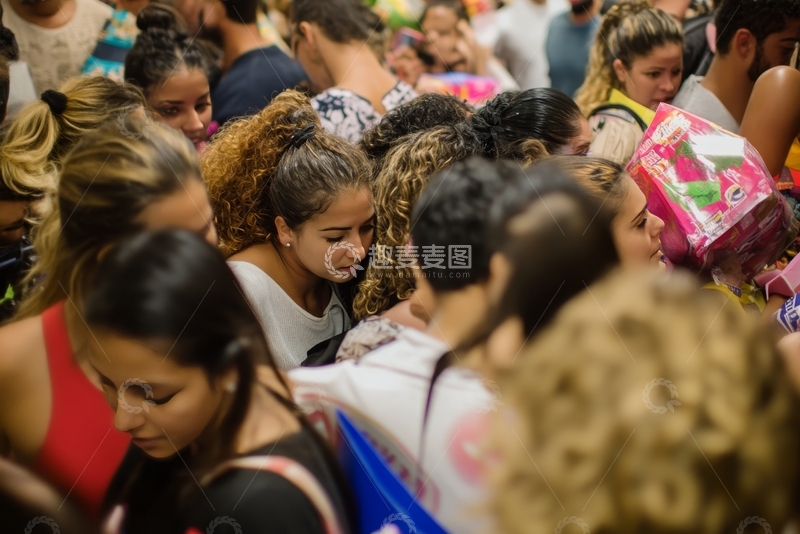 高清大图下载【趣麦麦图】人群聚集，专注观看某物