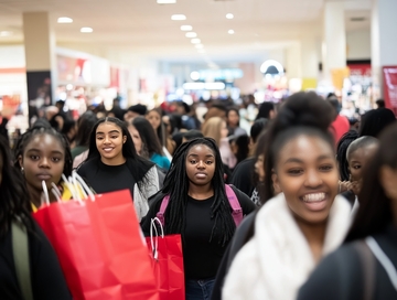 商场购物的年轻女性群体