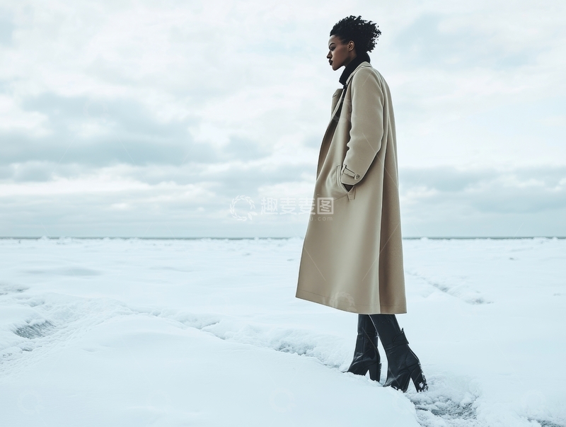 雪地中的女子，身着长风衣