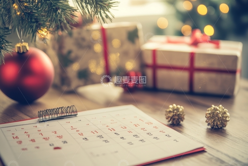 高清大图下载【趣麦麦图】圣诞装饰与日历的节日场景