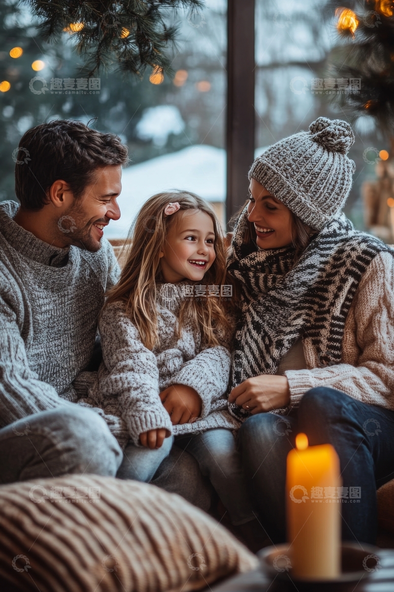 高清大图下载【趣麦麦图】温馨家庭冬日室内共度时光