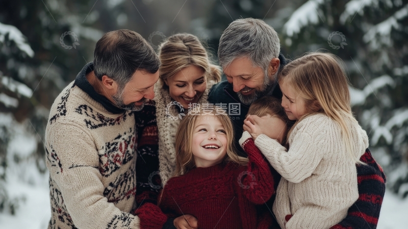 雪地中的温馨家庭时光